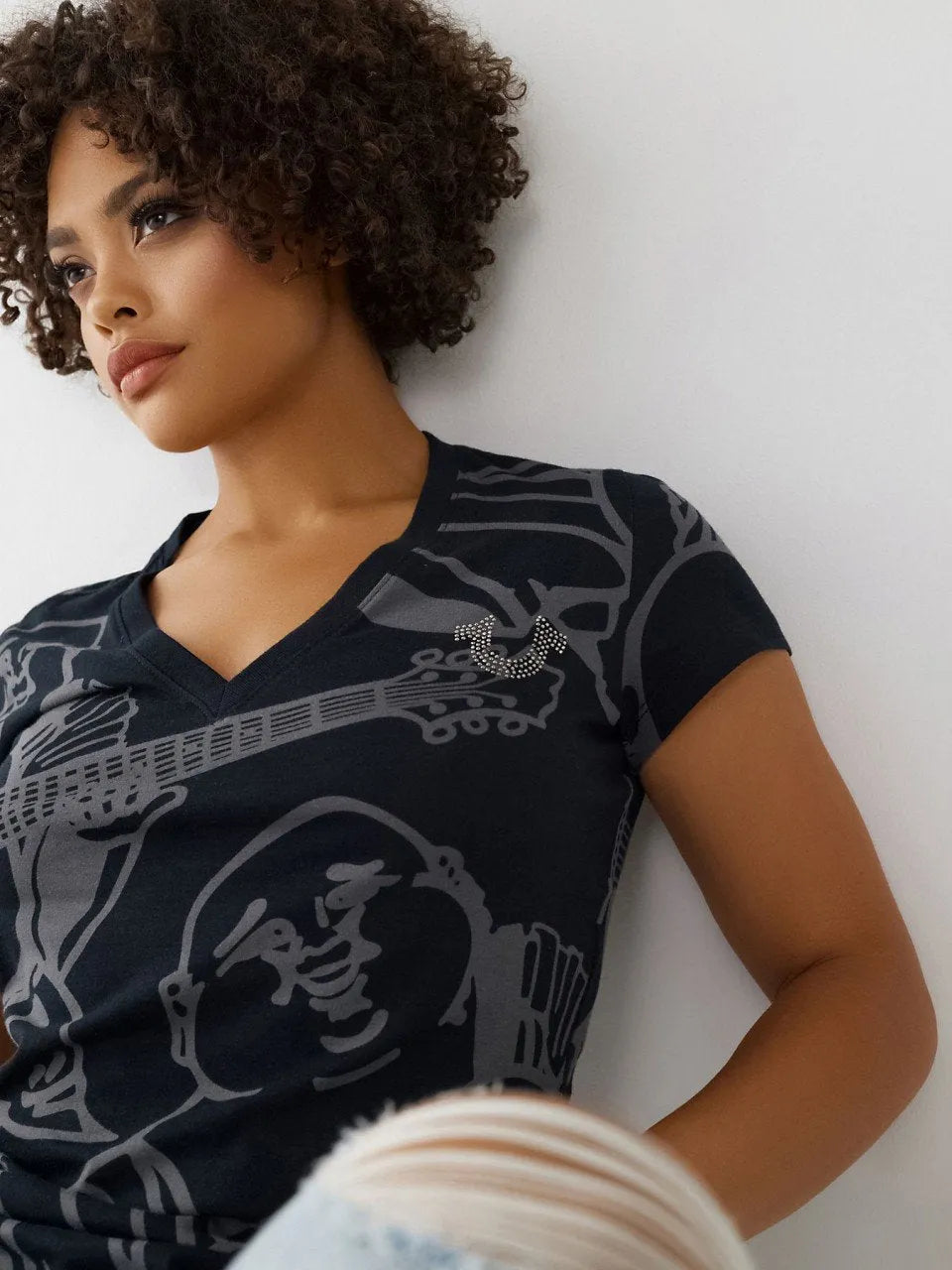 CRYSTAL SCRIPT SLIM V NECK TEE - TRUE RELIGION MEXICO