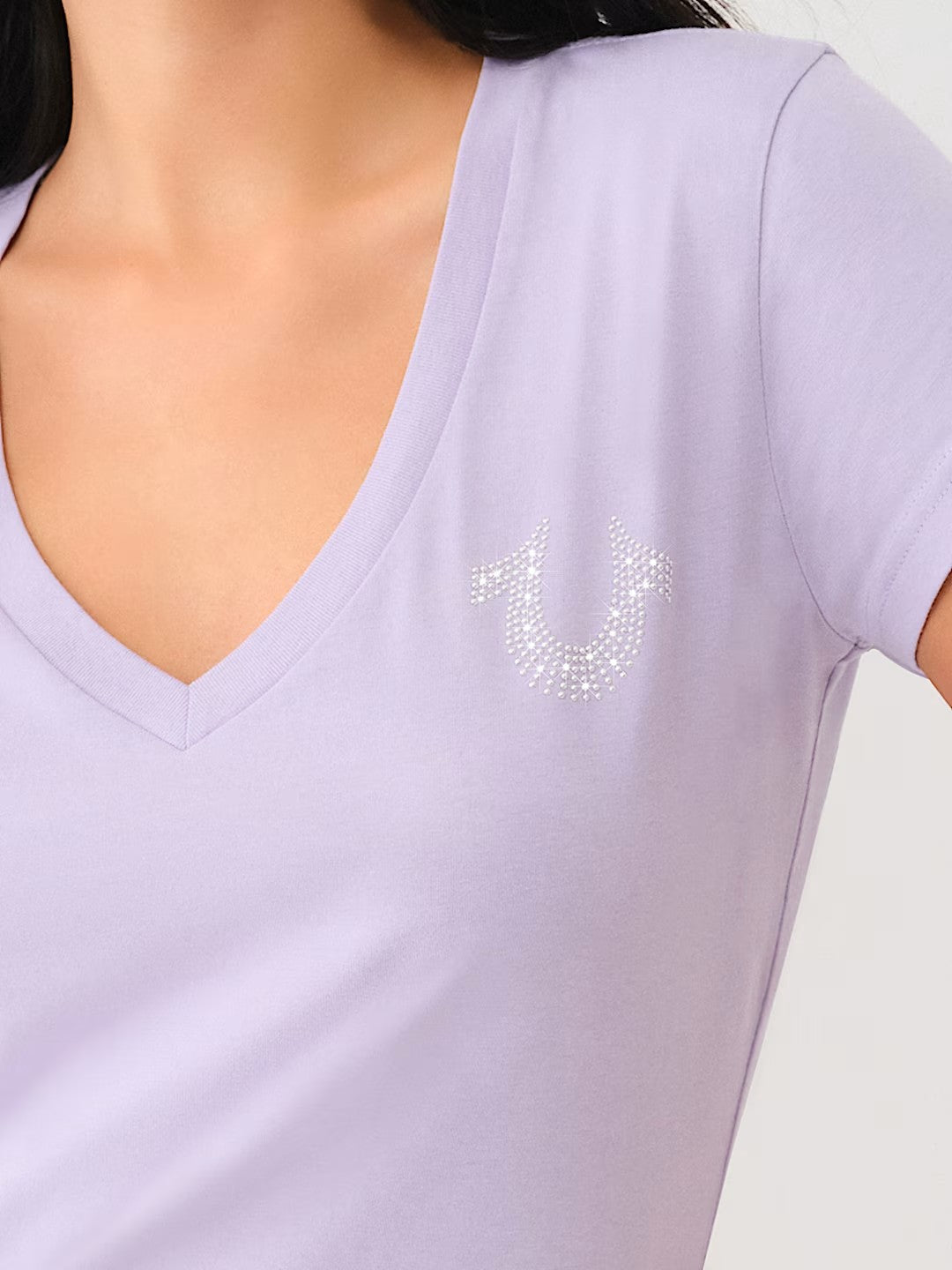 STUDDED HORSESHOE V NECK TEE