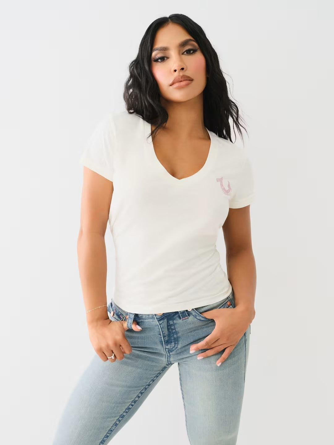 STUDDED HORSESHOE V NECK TEE