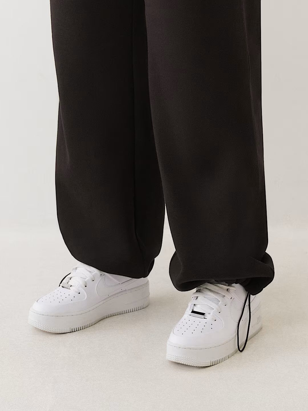 EMBROIDERED CINCHED SWEATPANTS