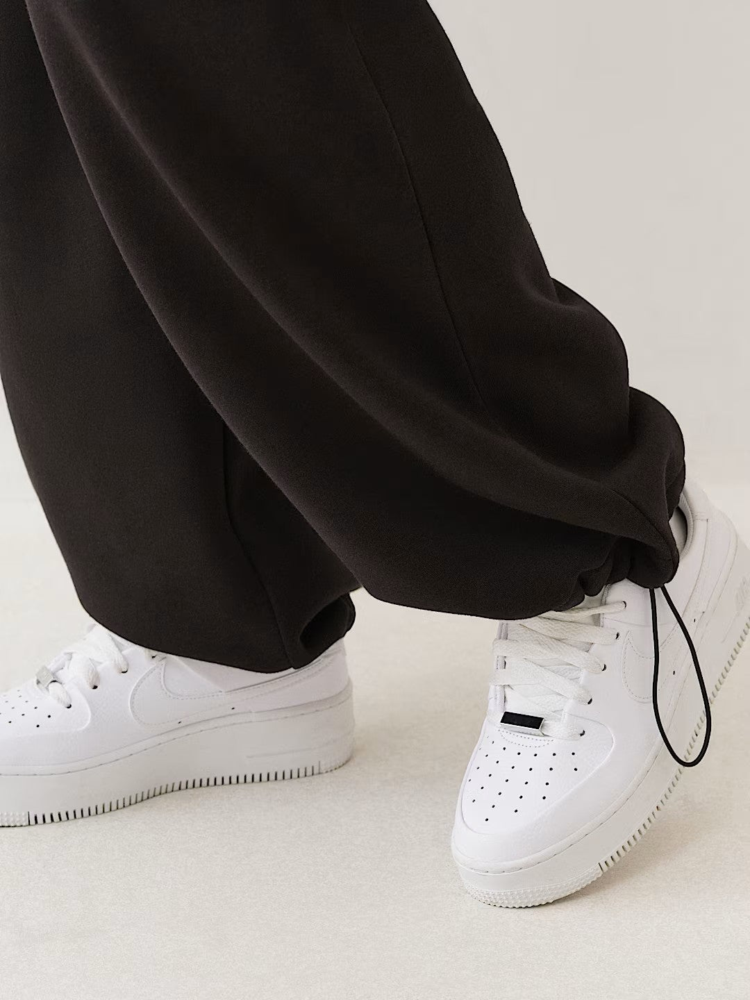 EMBROIDERED CINCHED SWEATPANTS